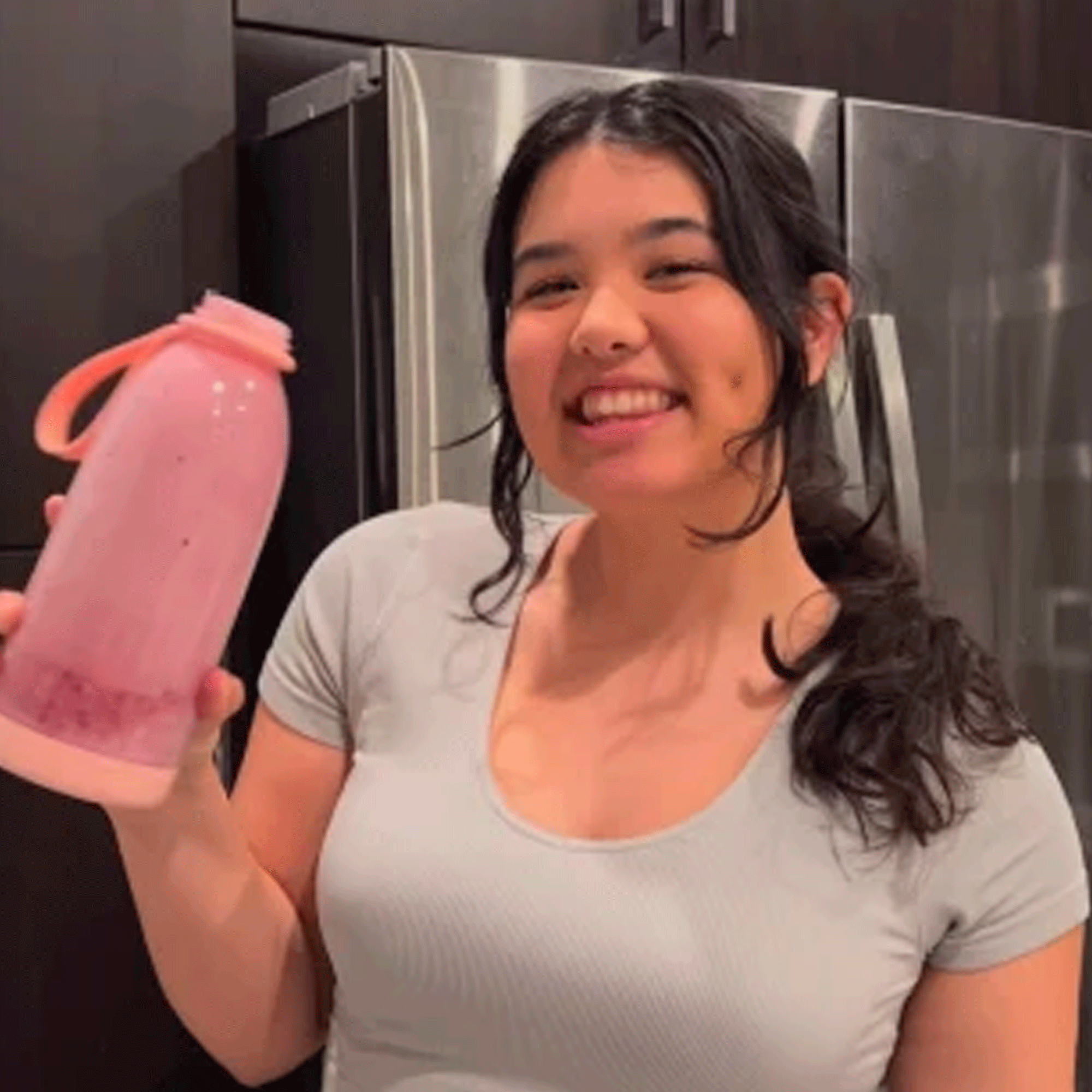 Cliente usando la licuadora portátil Fresh Juice